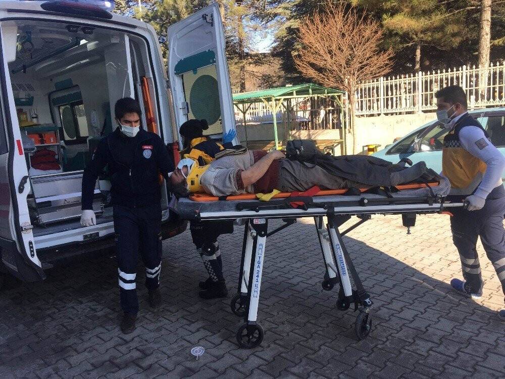 Konya'da mıcır taşıyan tır devrildi