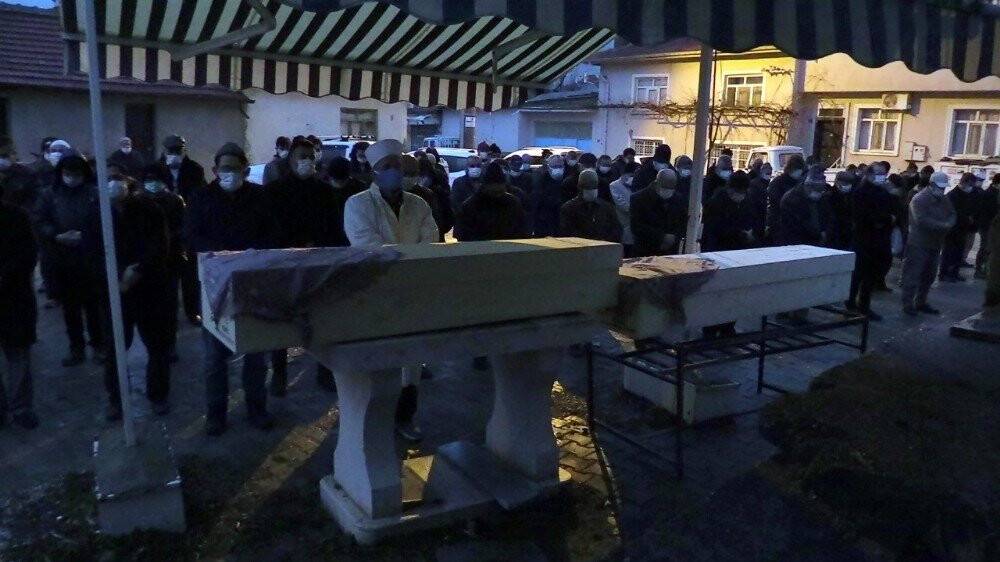 Konya'da yangında ölen hemşire anne ve kızına acı veda