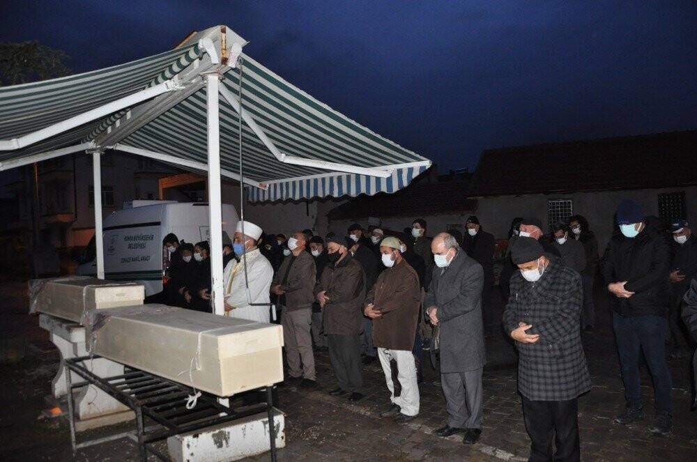 Konya'da yangında ölen hemşire anne ve kızına acı veda