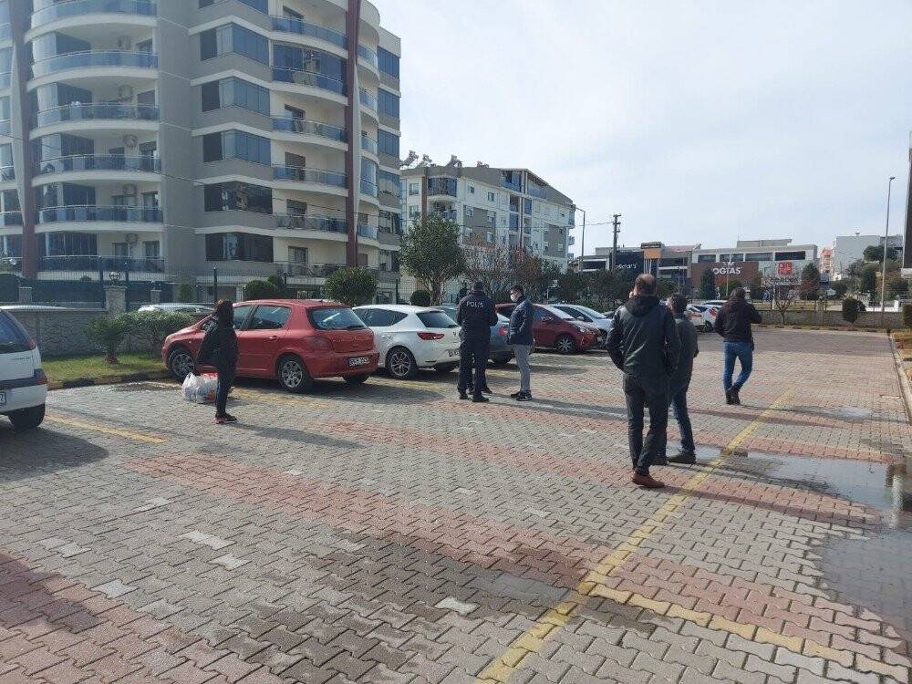 Arabanın tavanına mermi saplandı