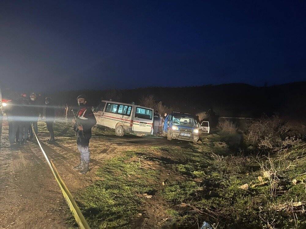 Manisa'da tarla yolunda 4 gencin cesetleri bulundu