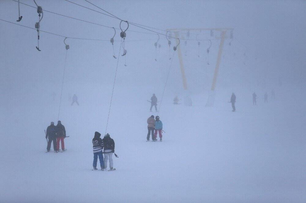 Uludağ’da sis ve tipi kayakçıları durduramadı