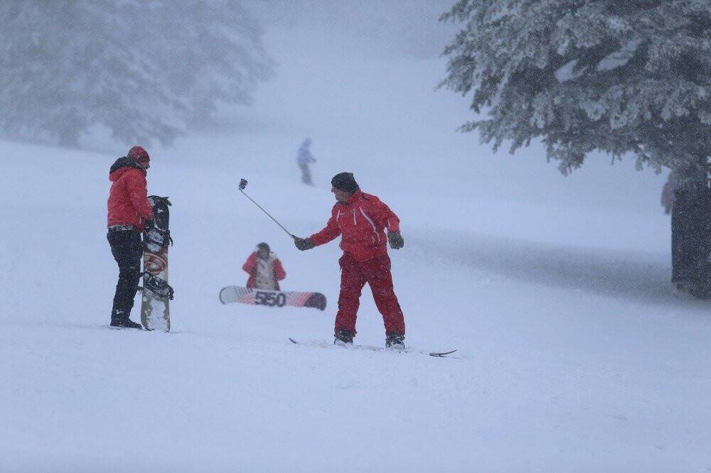Uludağ’da sis ve tipi kayakçıları durduramadı
