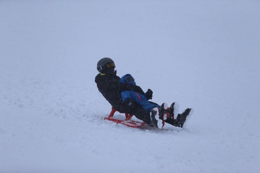 Uludağ’da sis ve tipi kayakçıları durduramadı
