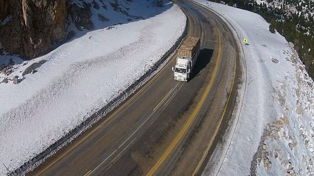 Karla buluşan Antalya-Konya karayolunda  kartpostallık görüntüler