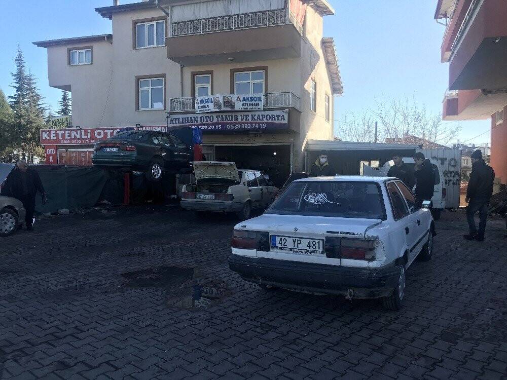 Konya'da savrulan kamyonet devrilmekten son anda kurtuldu