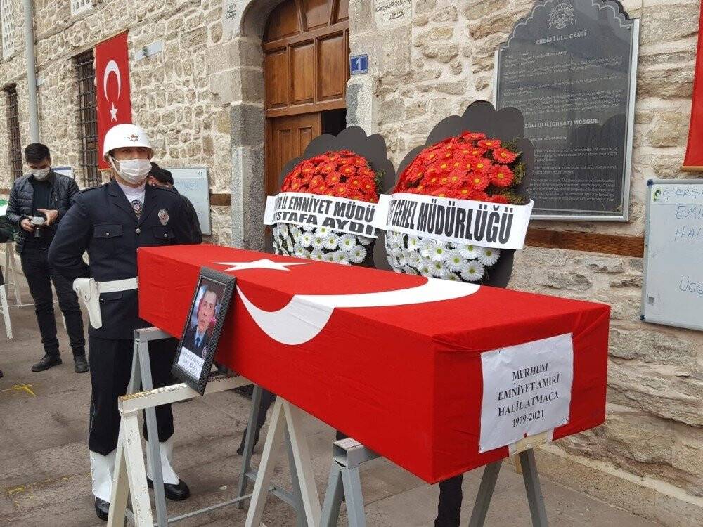 Kalp krizi geçirerek hayatını kaybeden emniyet amiri, Konya'da toprağa verildi