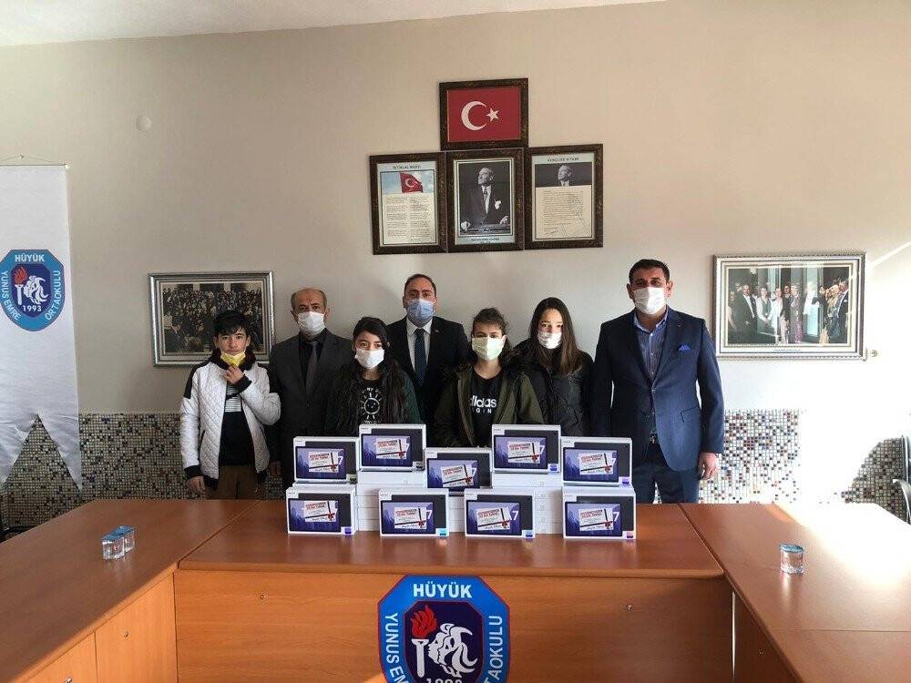 Konya Büyükşehir Belediyesi’nden Hüyük’teki öğrencilere tablet desteği