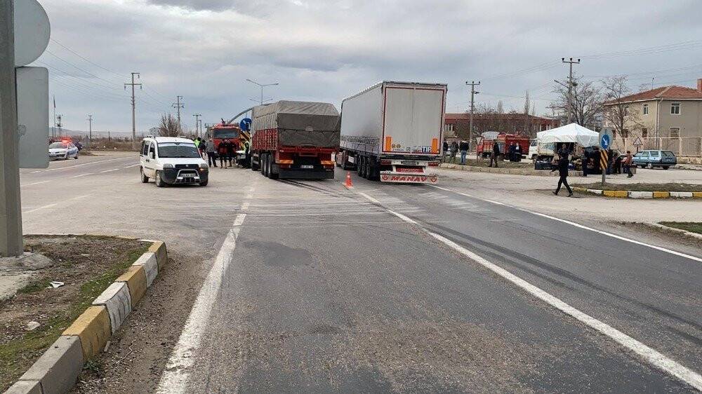 Konya yolunda kaza! Tırın çarptığı otomobilin sürüklediği anlar güvenlik kamerasında