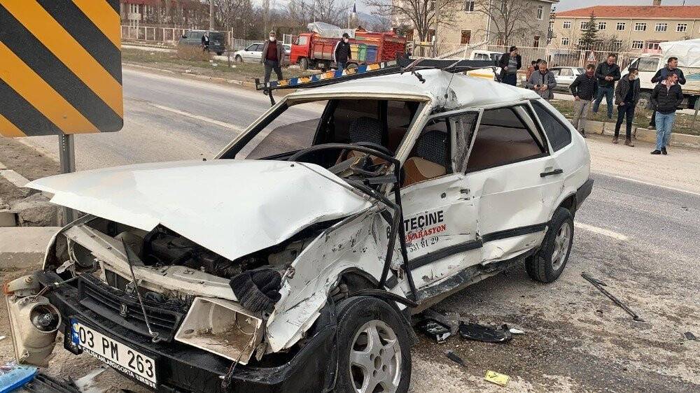 Konya yolunda kaza! Tırın çarptığı otomobilin sürüklediği anlar güvenlik kamerasında