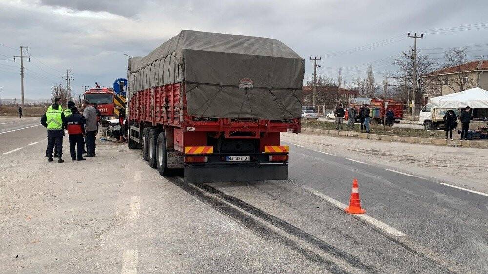 Konya yolunda kaza! Tırın çarptığı otomobilin sürüklediği anlar güvenlik kamerasında