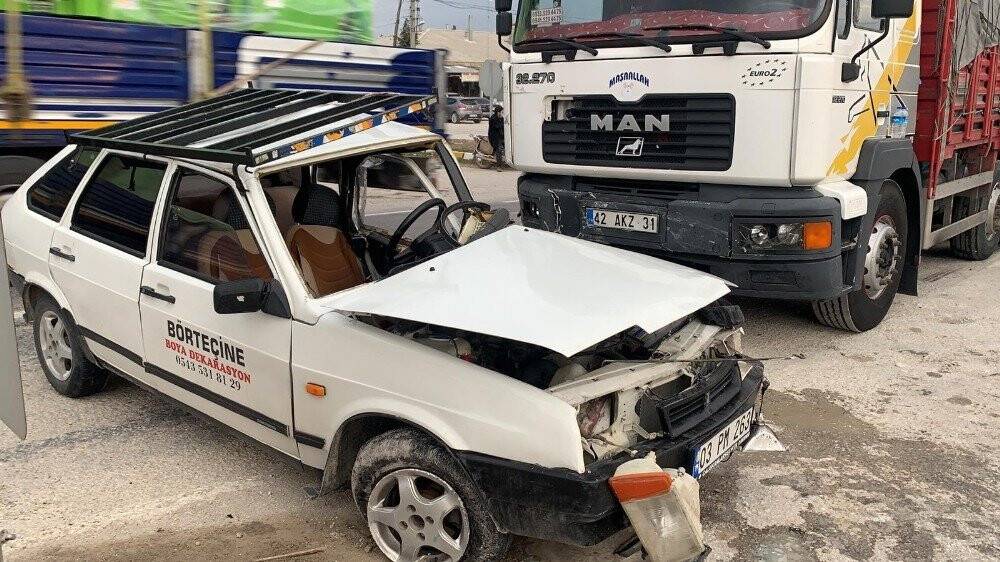 Konya yolunda kaza! Tırın çarptığı otomobilin sürüklediği anlar güvenlik kamerasında