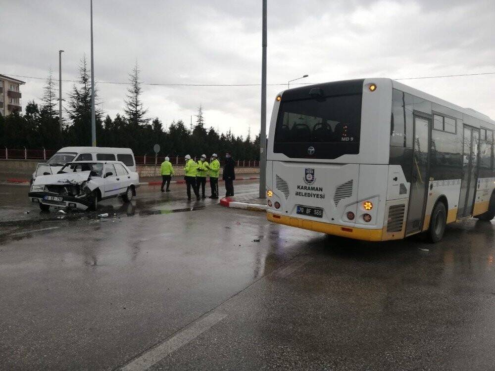 Otomobil belediye otobüsüne çarptı: 2 yaralı