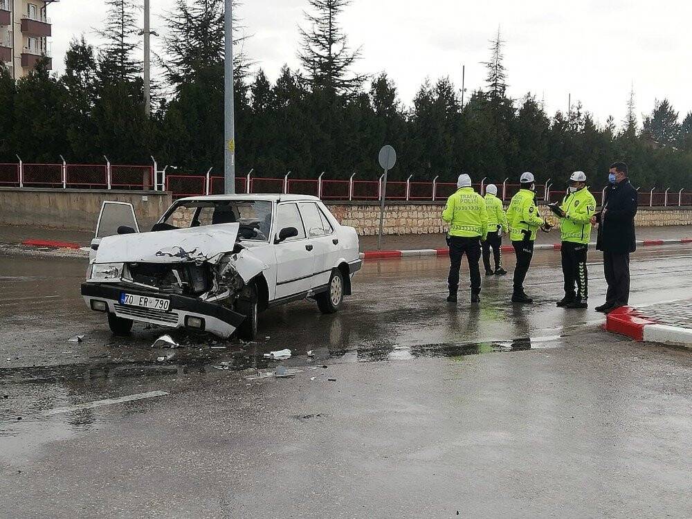 Otomobil belediye otobüsüne çarptı: 2 yaralı