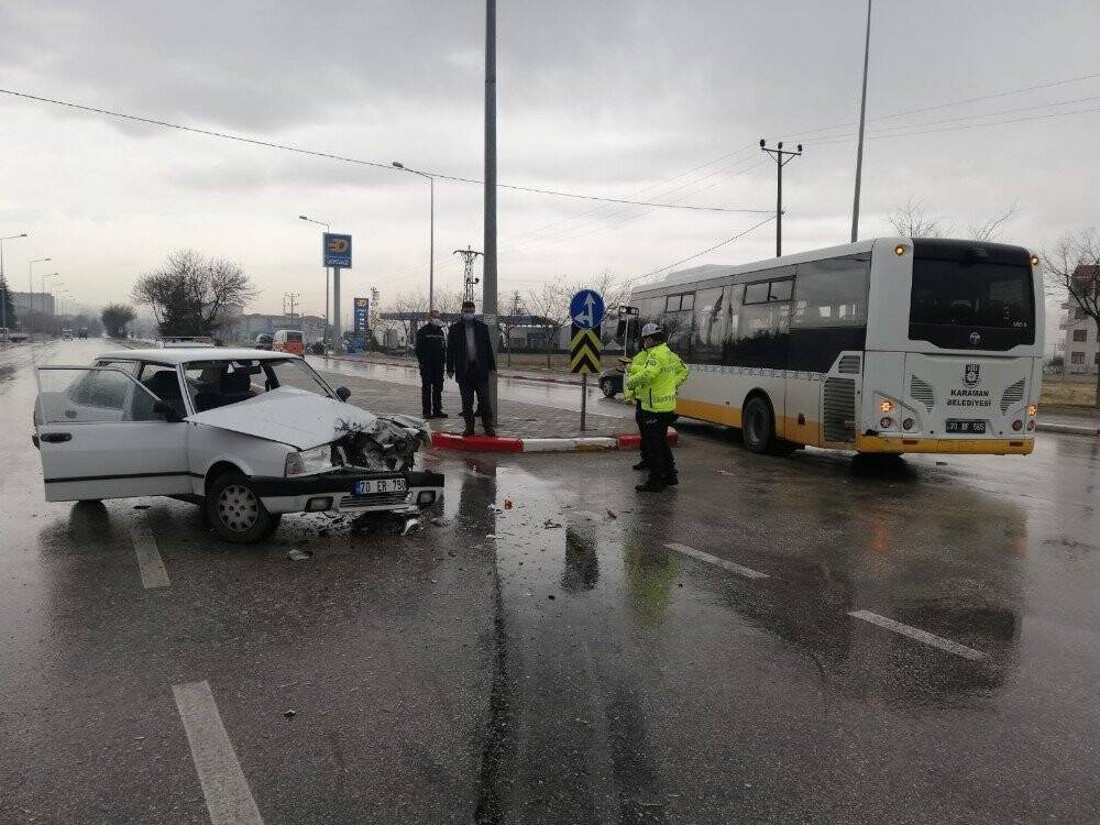 Otomobil belediye otobüsüne çarptı: 2 yaralı