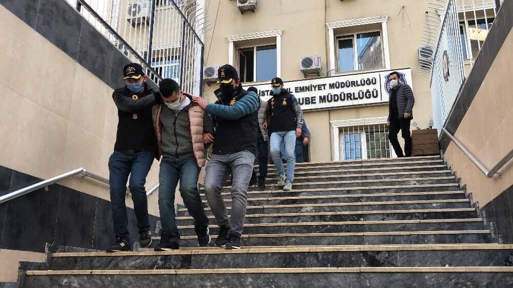Hem evlerden hem de birbirlerinden çaldılar