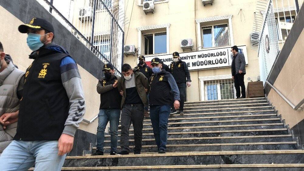 Hem evlerden hem de birbirlerinden çaldılar