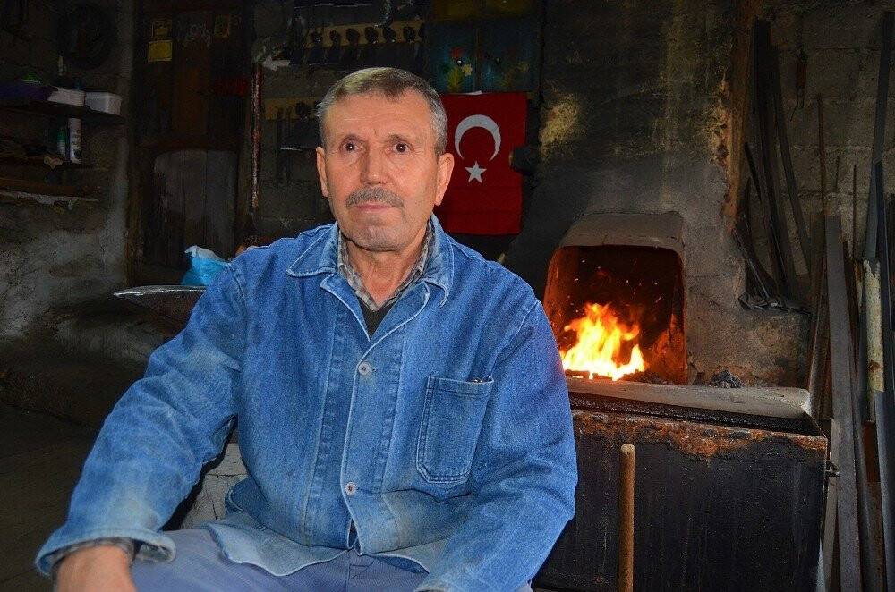Yarım asırdır demir dövüyor