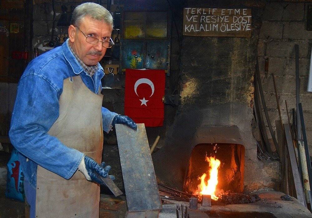 Yarım asırdır demir dövüyor