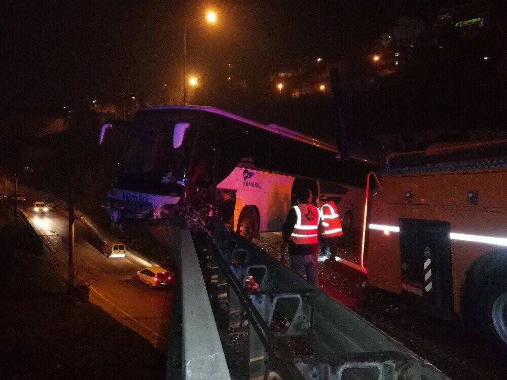 Konya’ya geliyordu! Yolcu dolu otobüs kontrolden çıkıp viyadükte asılı kaldı