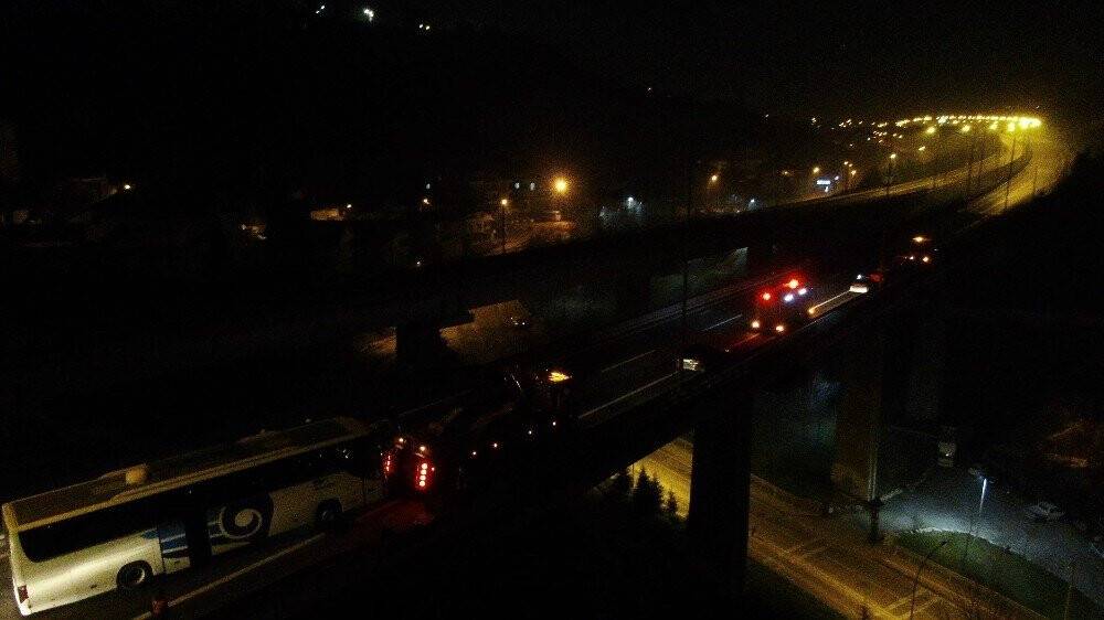 Konya’ya geliyordu! Yolcu dolu otobüs kontrolden çıkıp viyadükte asılı kaldı