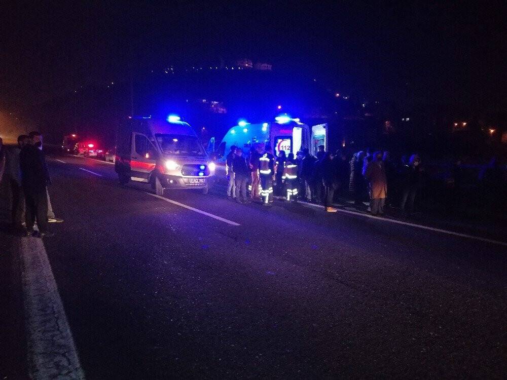 Konya’ya geliyordu! Yolcu dolu otobüs kontrolden çıkıp viyadükte asılı kaldı