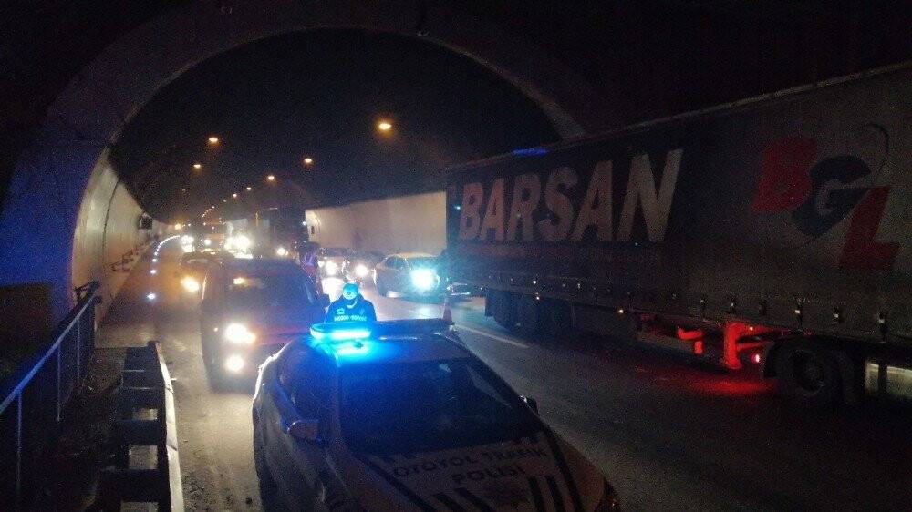 Konya’ya geliyordu! Yolcu dolu otobüs kontrolden çıkıp viyadükte asılı kaldı