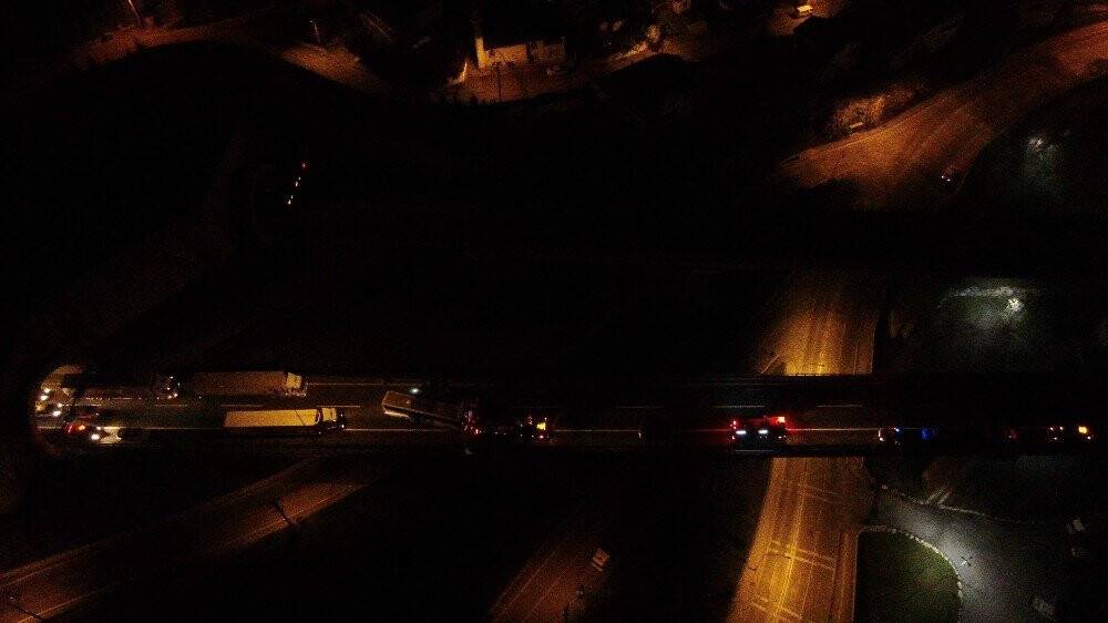 Konya’ya geliyordu! Yolcu dolu otobüs kontrolden çıkıp viyadükte asılı kaldı