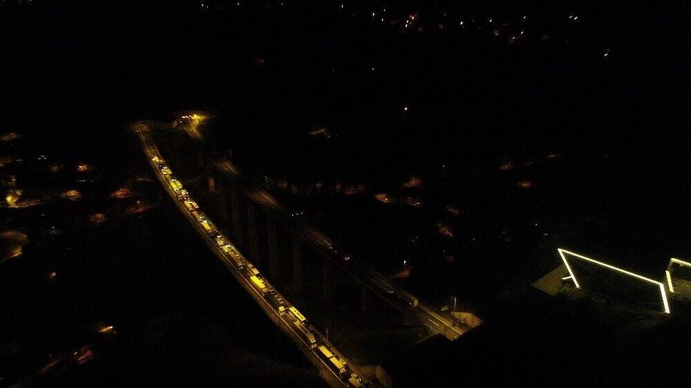 Konya’ya geliyordu! Yolcu dolu otobüs kontrolden çıkıp viyadükte asılı kaldı