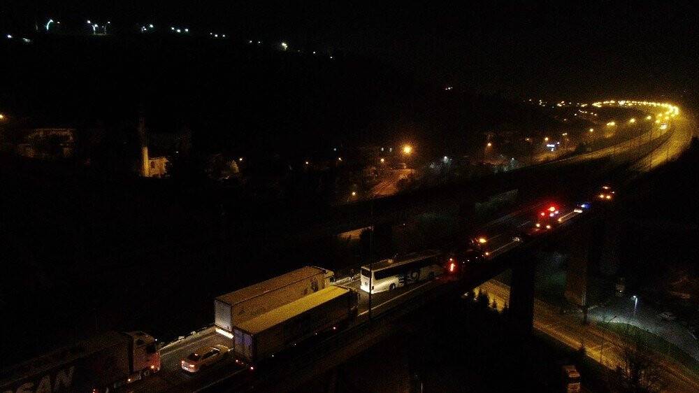 Konya’ya geliyordu! Yolcu dolu otobüs kontrolden çıkıp viyadükte asılı kaldı