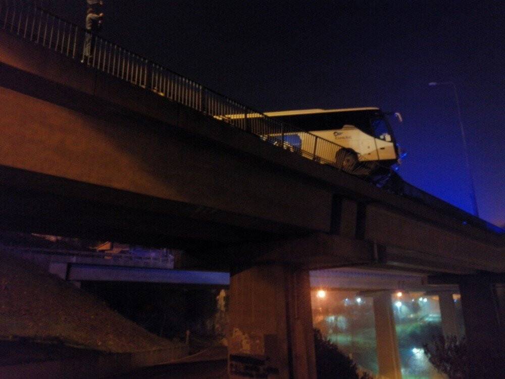 Konya’ya geliyordu! Yolcu dolu otobüs kontrolden çıkıp viyadükte asılı kaldı