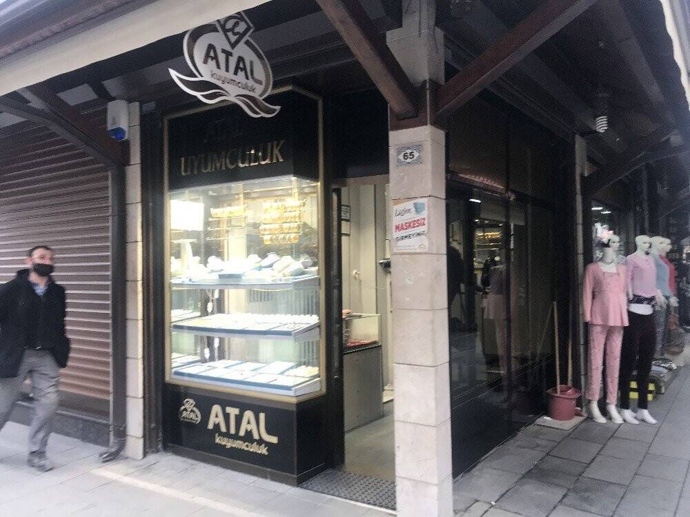 Konya’da kuyumcu soygunu kamerada! Gerçek diye imitasyon altınları gasp etti