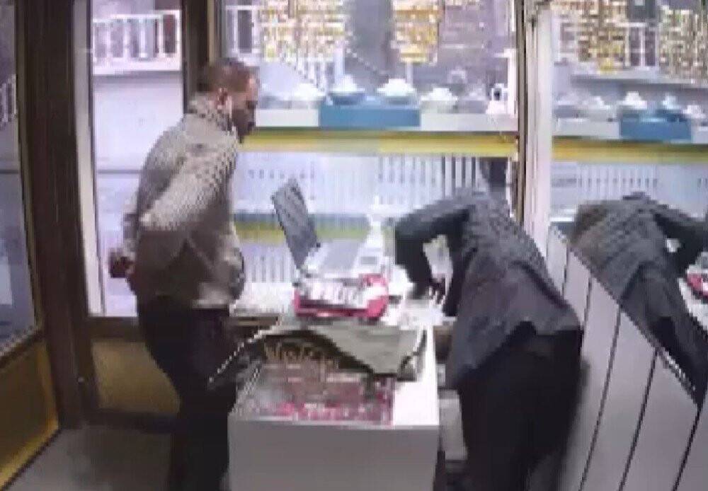 Konya’da kuyumcu soygunu kamerada! Gerçek diye imitasyon altınları gasp etti