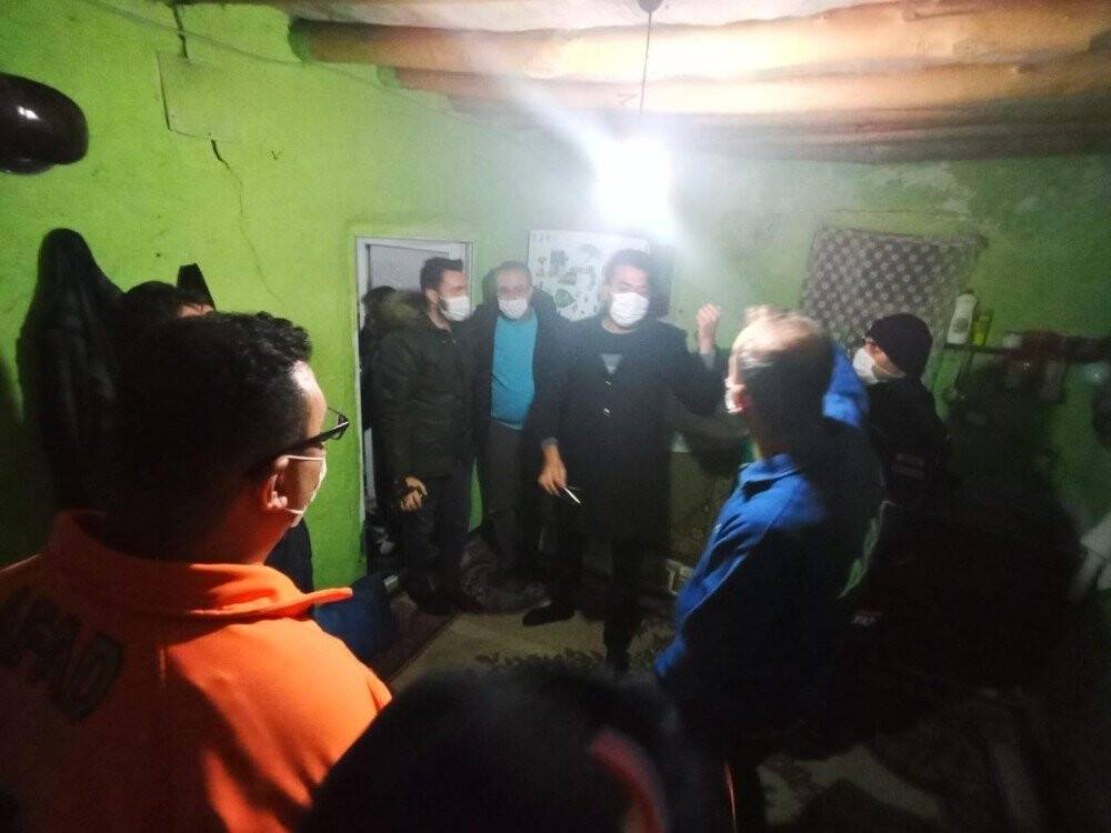 Konya’daki depremde birkaç evde küçük çatlak var