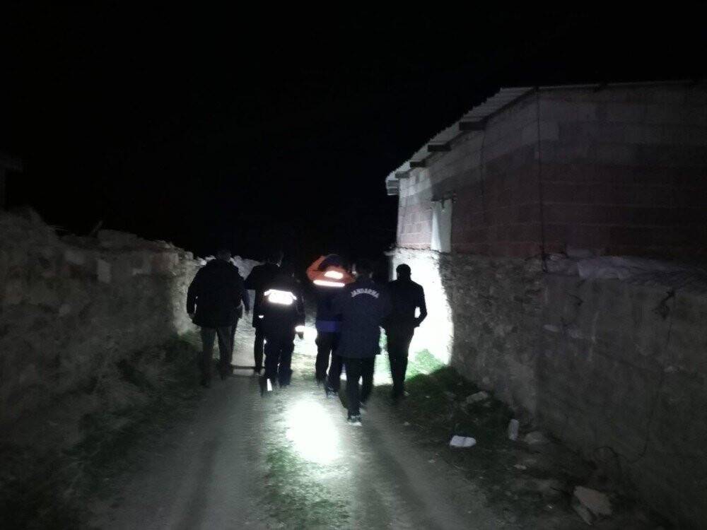 Konya’daki depremde birkaç evde küçük çatlak var