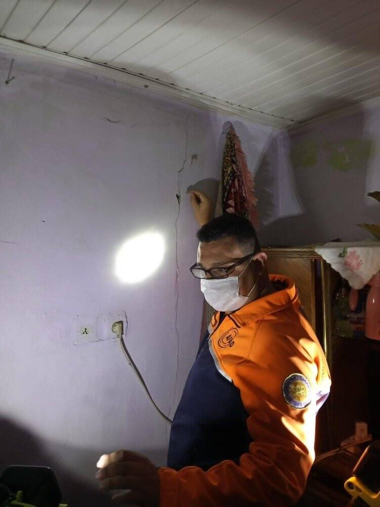 Konya’daki depremde birkaç evde küçük çatlak var