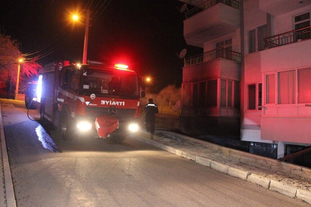 Garajda çıkan yangın apartman sakinlerini korkuttu