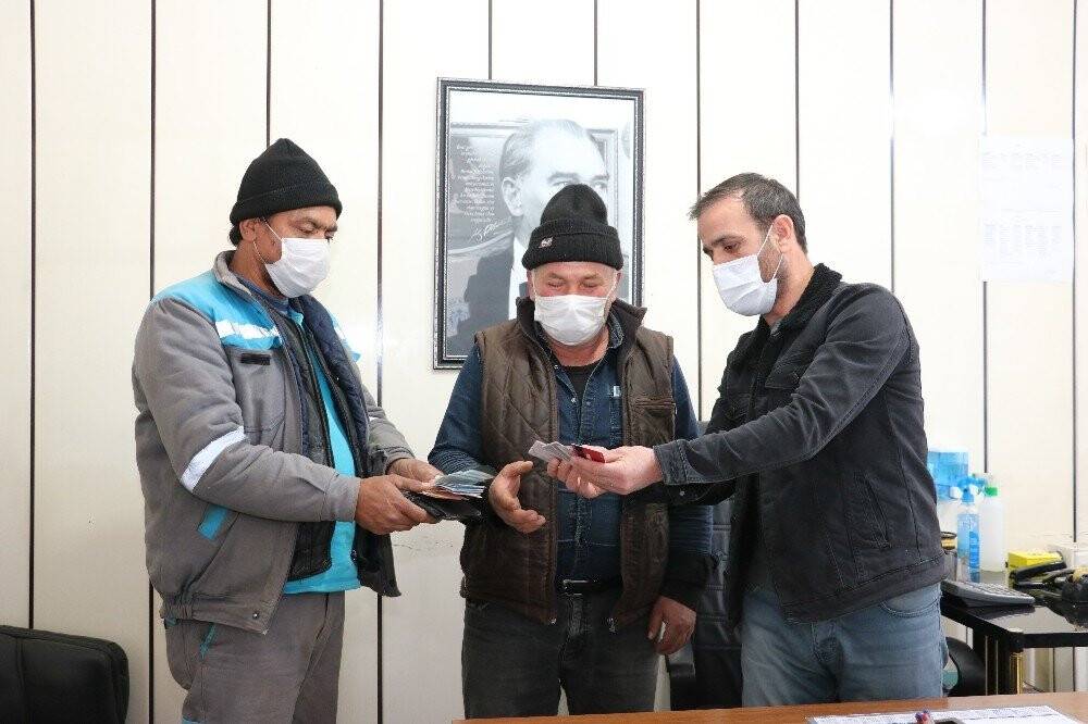 Konya'da temizlik işçisi bulduğu cüzdanı sahibine teslim etti