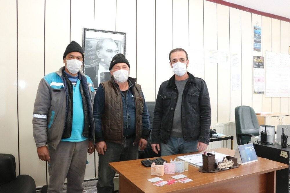 Konya'da temizlik işçisi bulduğu cüzdanı sahibine teslim etti