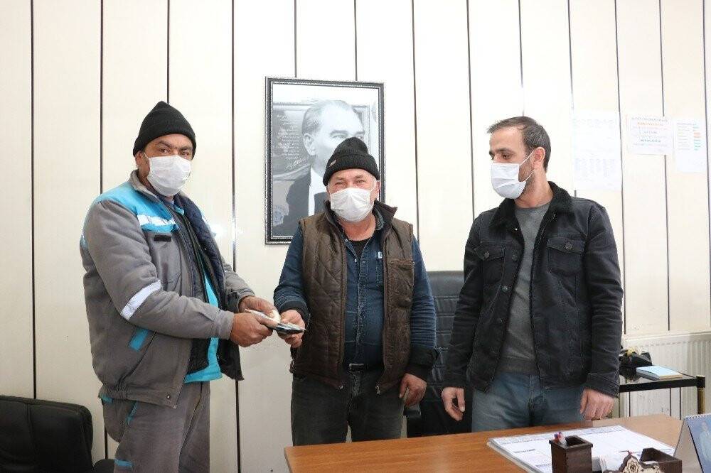 Konya'da temizlik işçisi bulduğu cüzdanı sahibine teslim etti