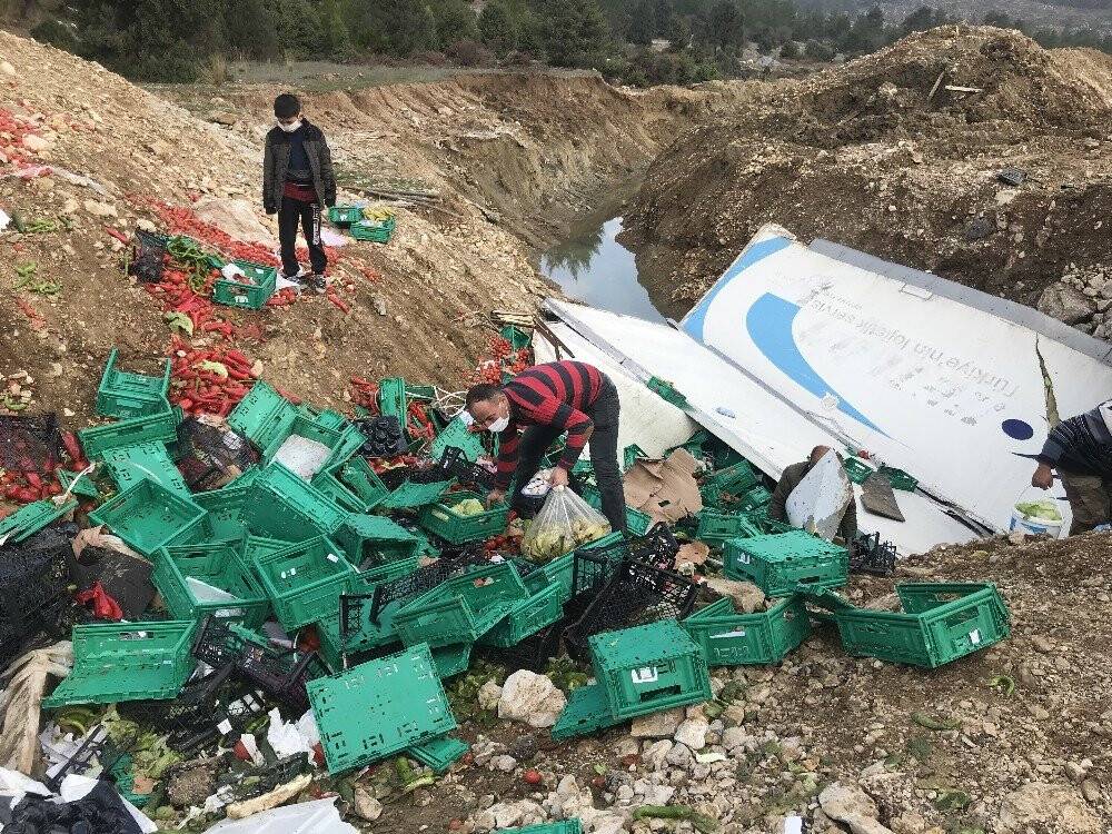 Konya’ya sebze getiren tır devrildi:1 ölü
