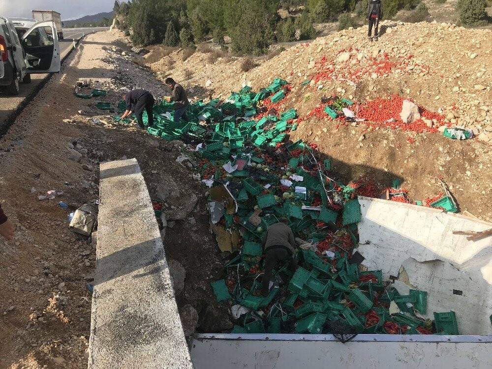 Konya’ya sebze getiren tır devrildi:1 ölü
