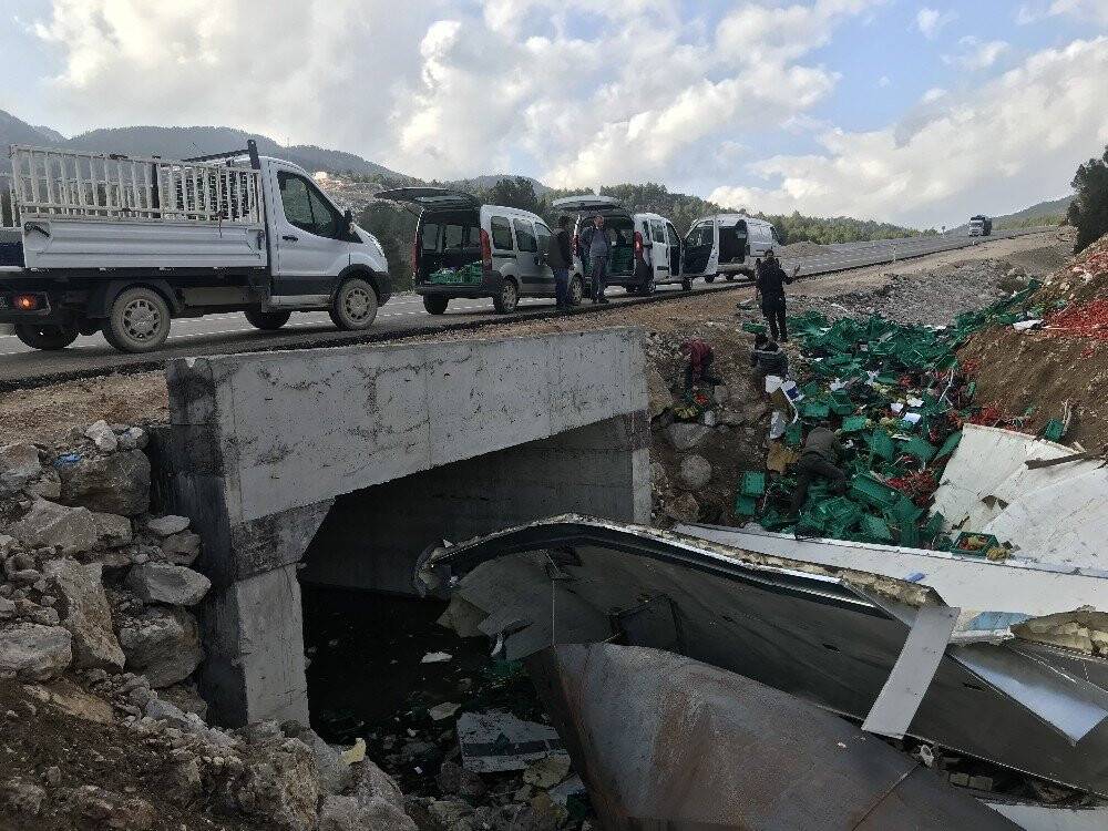 Konya’ya sebze getiren tır devrildi:1 ölü