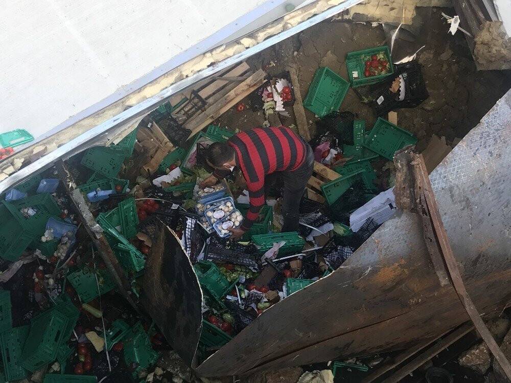 Konya’ya sebze getiren tır devrildi:1 ölü