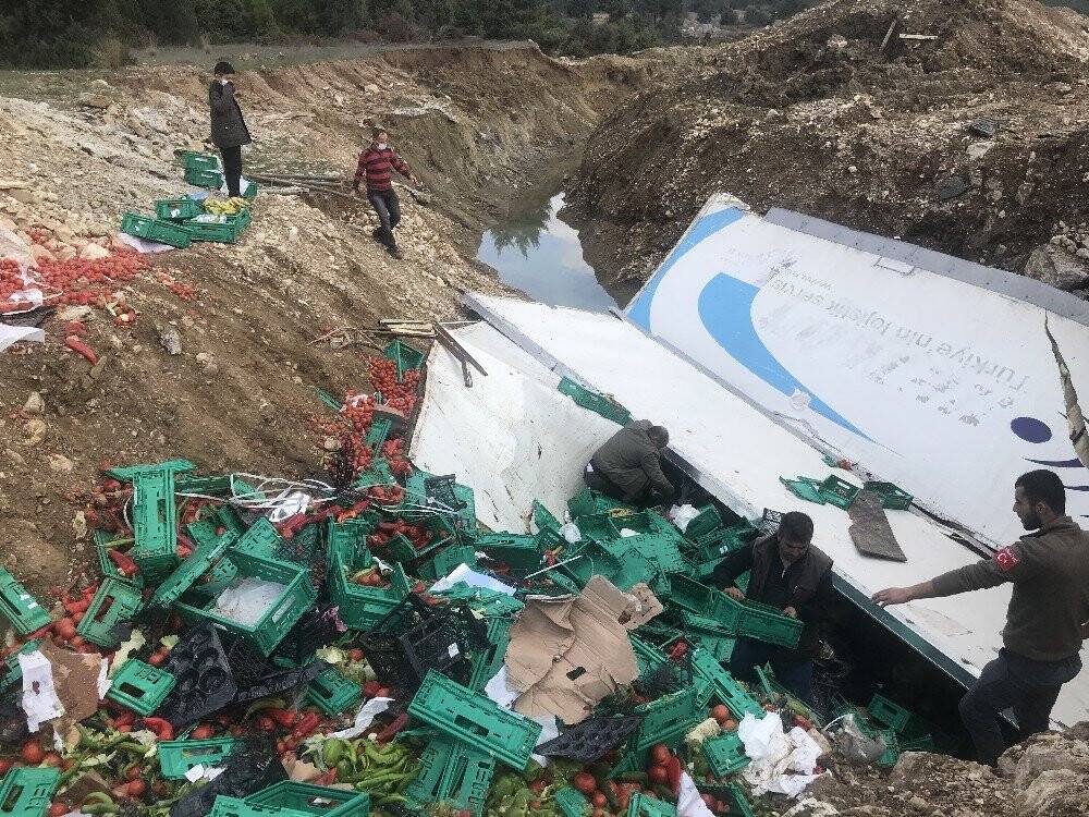 Konya’ya sebze getiren tır devrildi:1 ölü