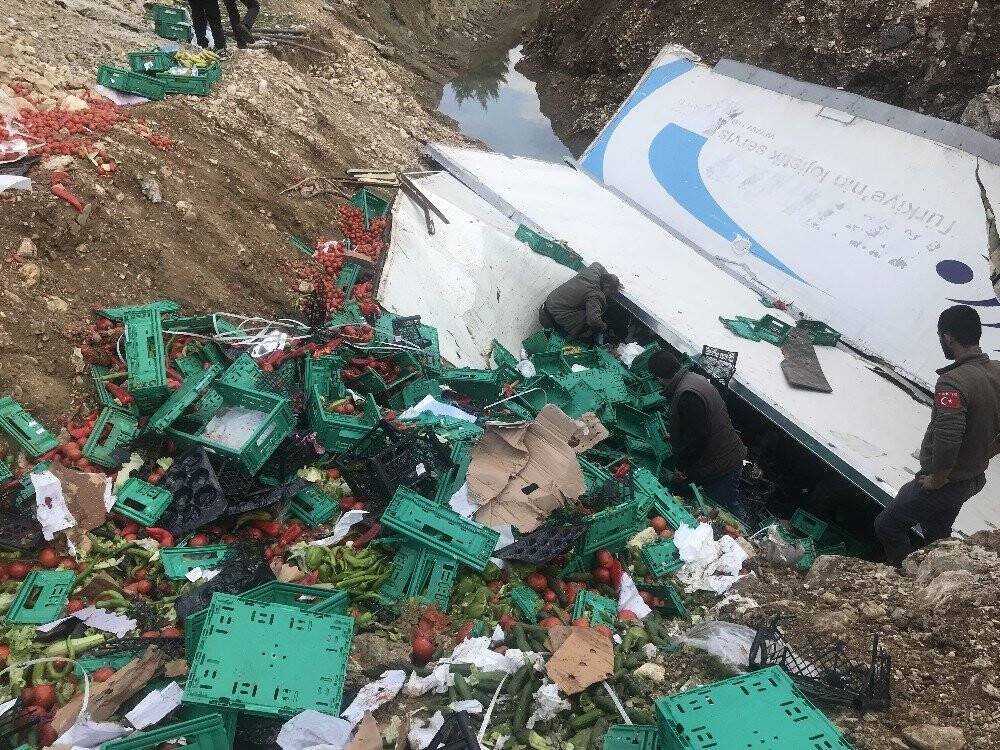 Konya’ya sebze getiren tır devrildi:1 ölü