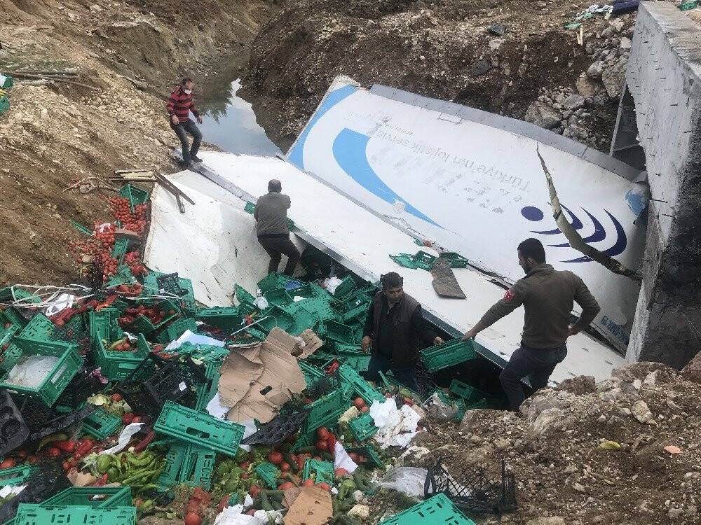 Konya’ya sebze getiren tır devrildi:1 ölü
