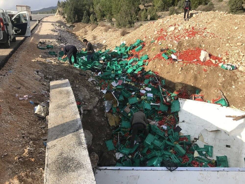 Konya’ya sebze getiren tır devrildi:1 ölü