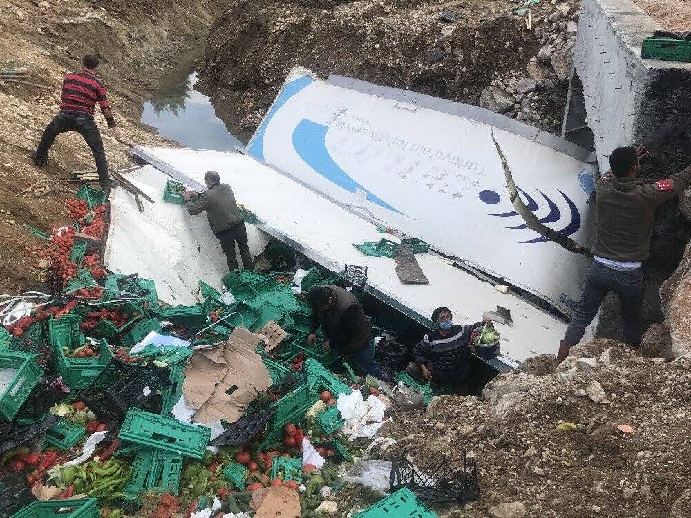 Konya’ya sebze getiren tır devrildi:1 ölü
