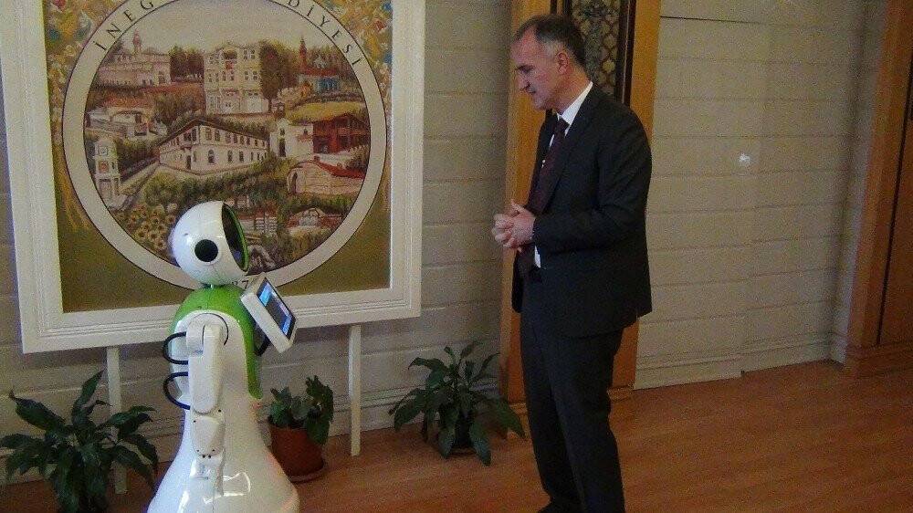 Robot Ada Başkandan  Belediyede İş İstedi